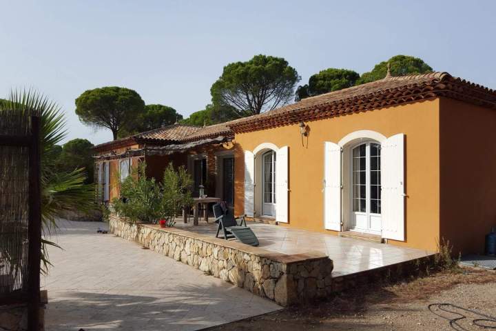 Pose de portes-fenêtres avec volets battants, Les Arcs