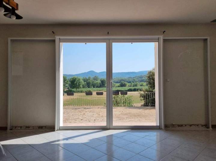 Porte d'entrée avec grande baie vitrée coulissante en aluminium, Les Arcs