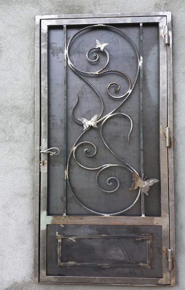 Porte de sécurité en fer forgé, Les Arcs