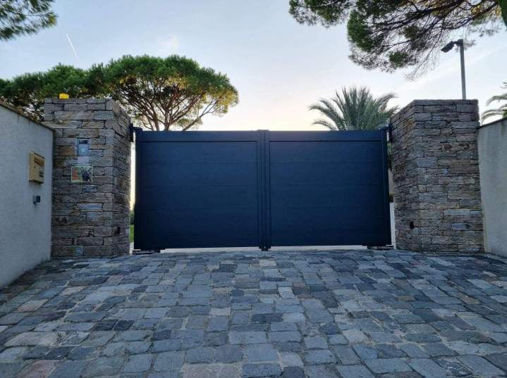 Portail coulissant en aluminium noir, Les Arcs