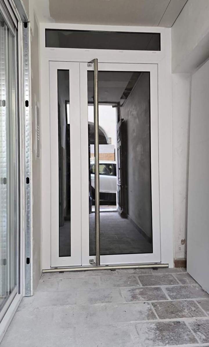 Porte battante en aluminium avec un grand vitrage et une poignée métallique, Les Arcs