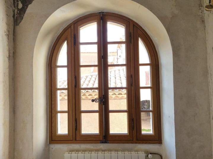 Fenêtre cintrée en bois avec double vitrage, Les Arcs