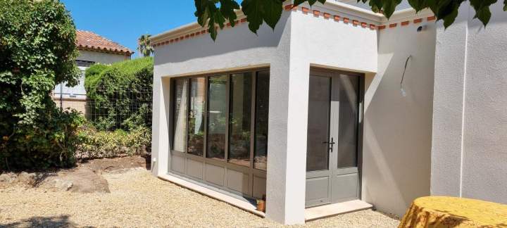 Fenêtres fixes en aluminium à double vitrage avec une porte assortie, Les Arcs