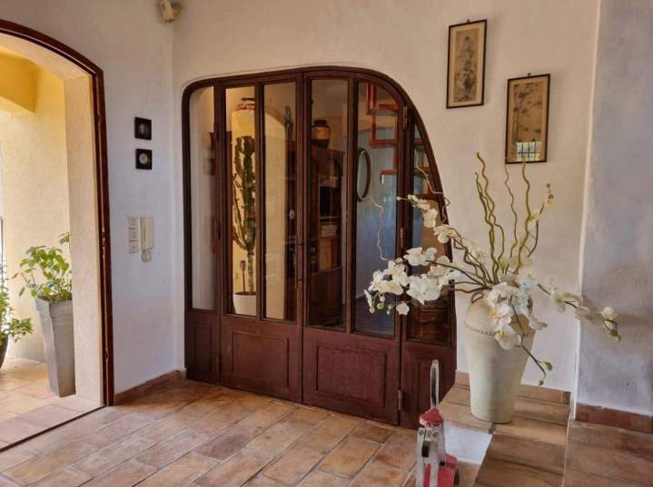 Grande porte d'entrée en bois avec des panneaux de verre cintrés, Les Arcs
