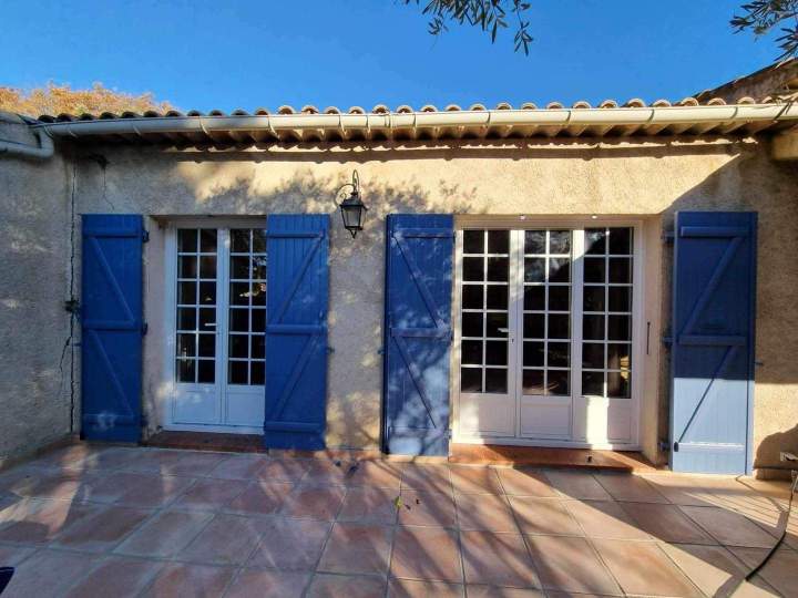 Portes-fenêtres avec volets bleus battants ouverts, Les Arcs