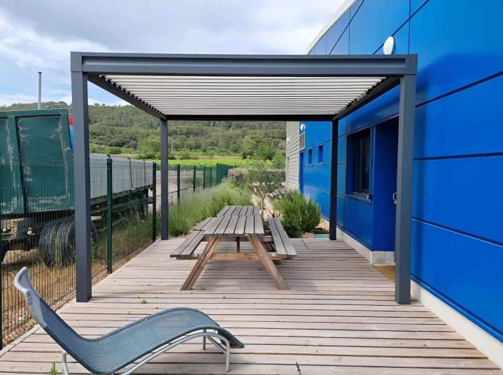 Pergola bioclimatique installée sur une terrasse en bois, Les Arcs